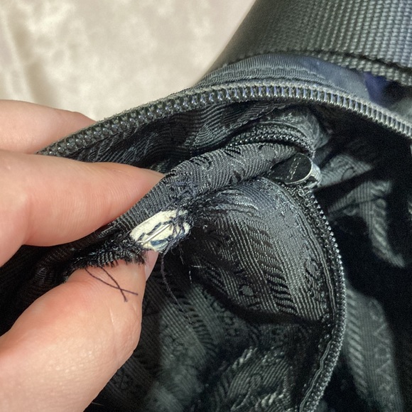 🔥Flash Sale🔥 ❤️ Prada Vintage Nylon Messenger Bag ❤️ - Picture 15 of 17